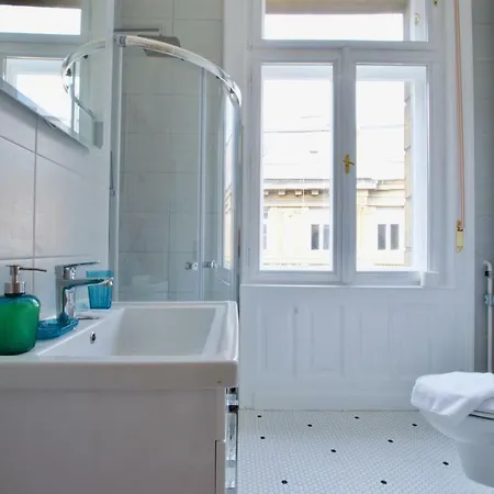 Standard By Hi5 - Anker 1 * Budapest